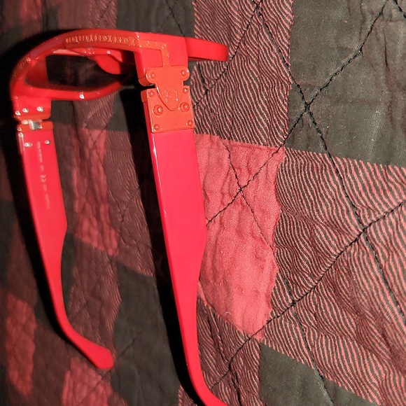 Red LV sunglasses - Picture 2 of 5